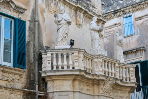 Barocke Skulpturen auf einem Balkon