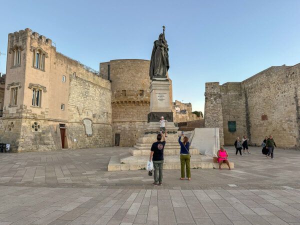 Denkmal an der Stadtmauer von Otranto