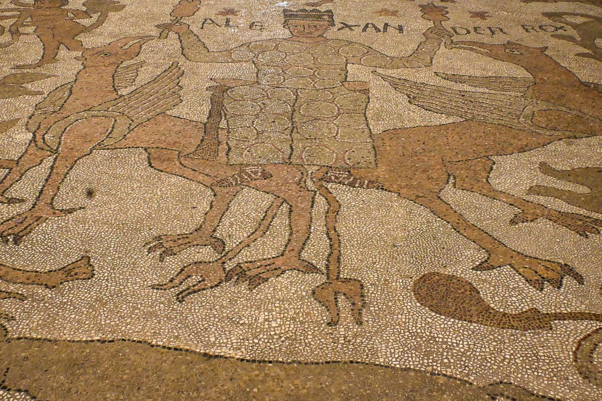 Fußbodenmosaik in der Kathedrale von Otranto, das einen König zeigt