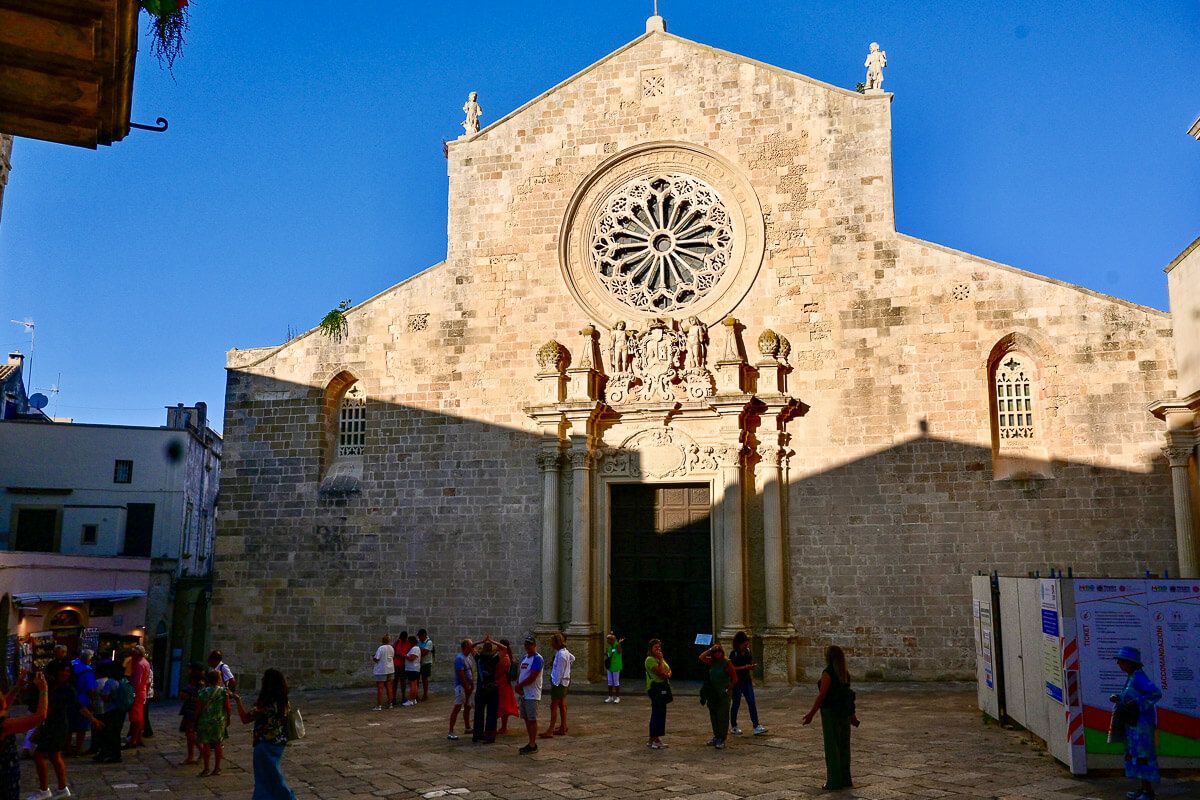 Fassade des Doms von Otranto mit Besuchern davor