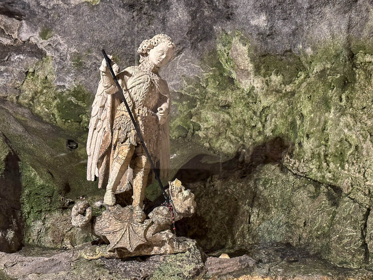 Zwischen Gargano und Salento: Roadtrip Apulien 143 Der Erzengel Michael tötet den Drachen – kleine Skulptur in der Grotte der Wallfahrtskirche