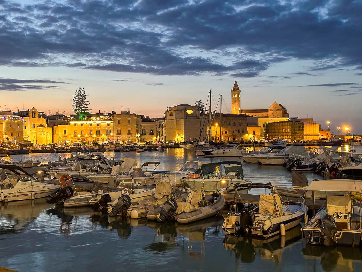 Roadtrip Apulien 2 Wochen: der Hafen von Trani im Abendlicht