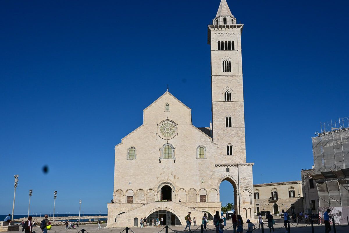 Weiße Kathedrale mit hohem, freistehendem Turm