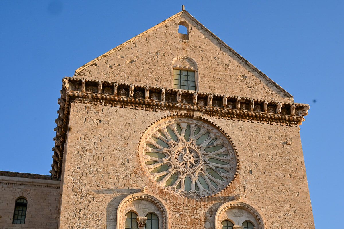Rosette der Kathedrale im Abendlicht