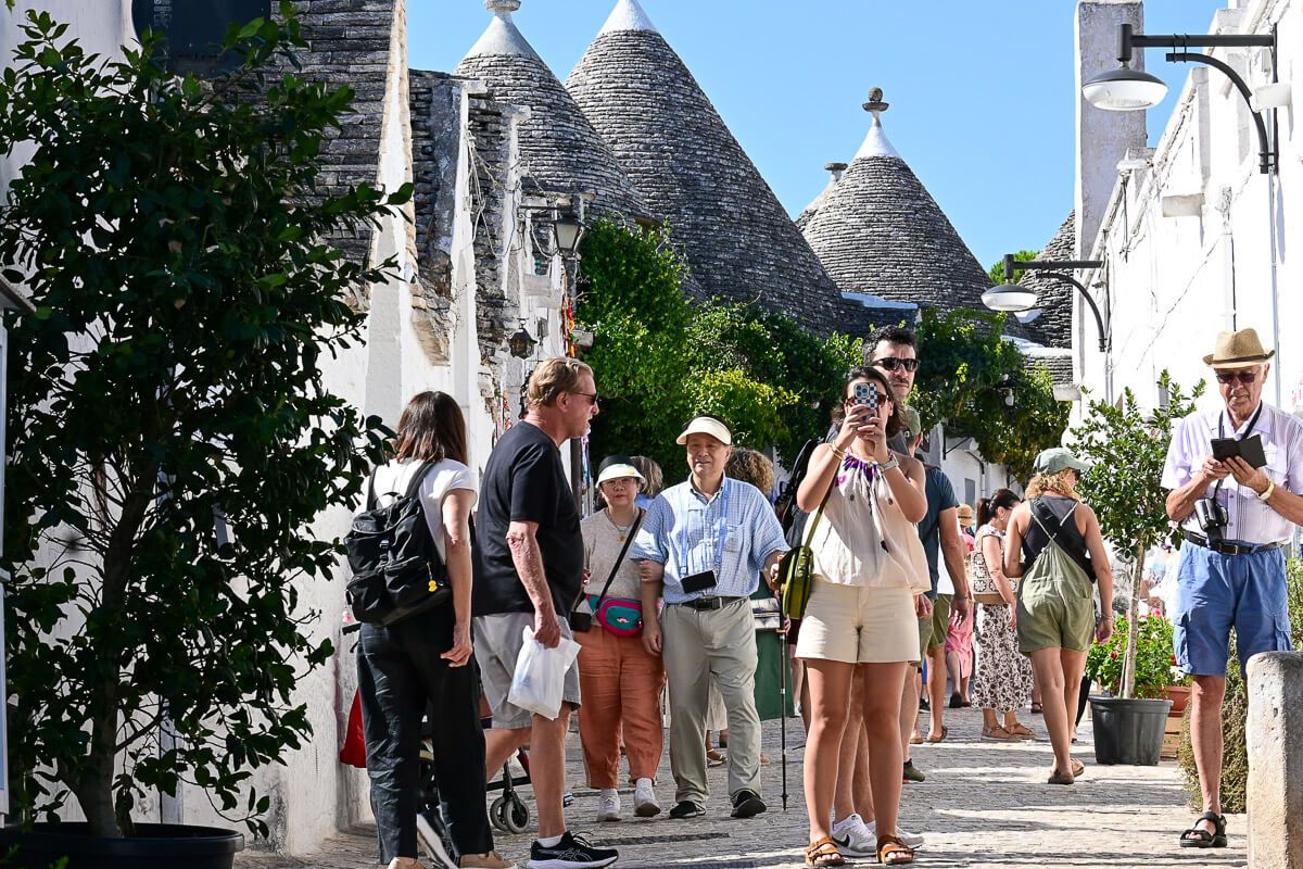 Fotografierende Besucher in Alberobello