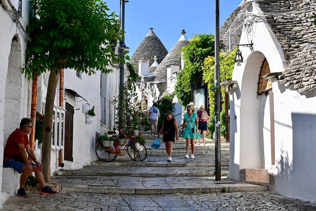 Gasse in Alberobello mit Toursiten