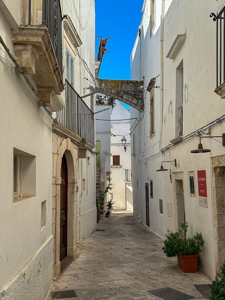 Gasse in einem weißen Dorf