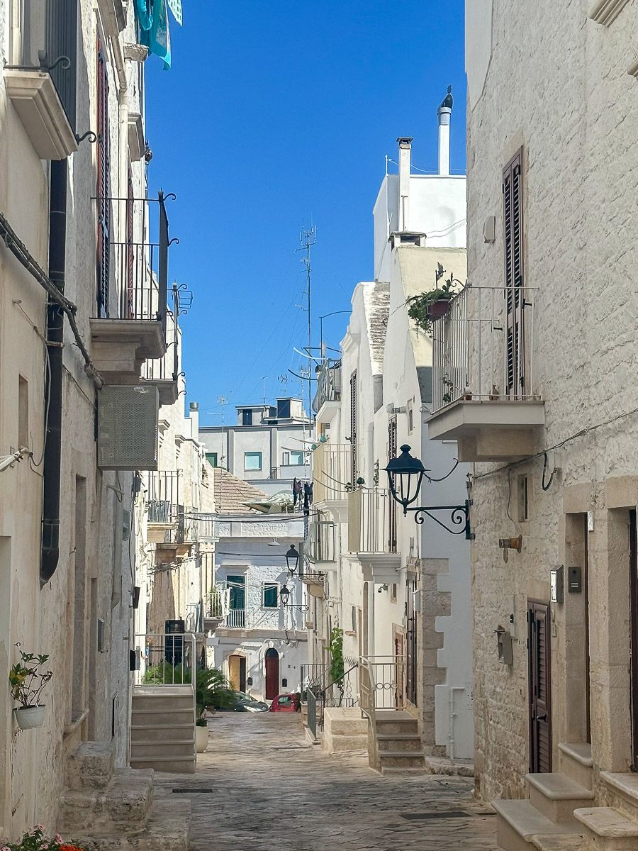 Gasse in einem weißen Dorf