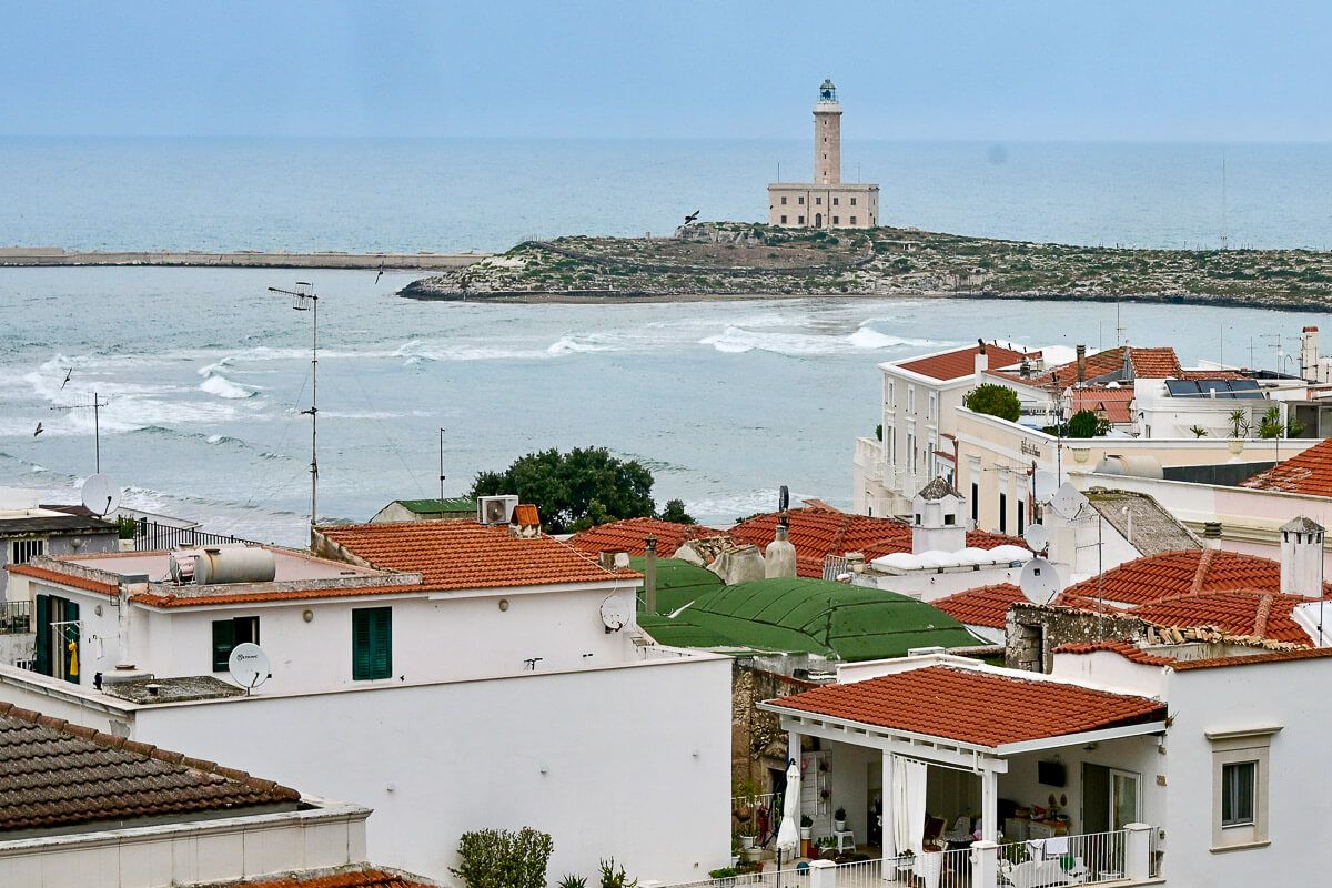 Blick über Vieste zu einer Insel mit Leuchtturm