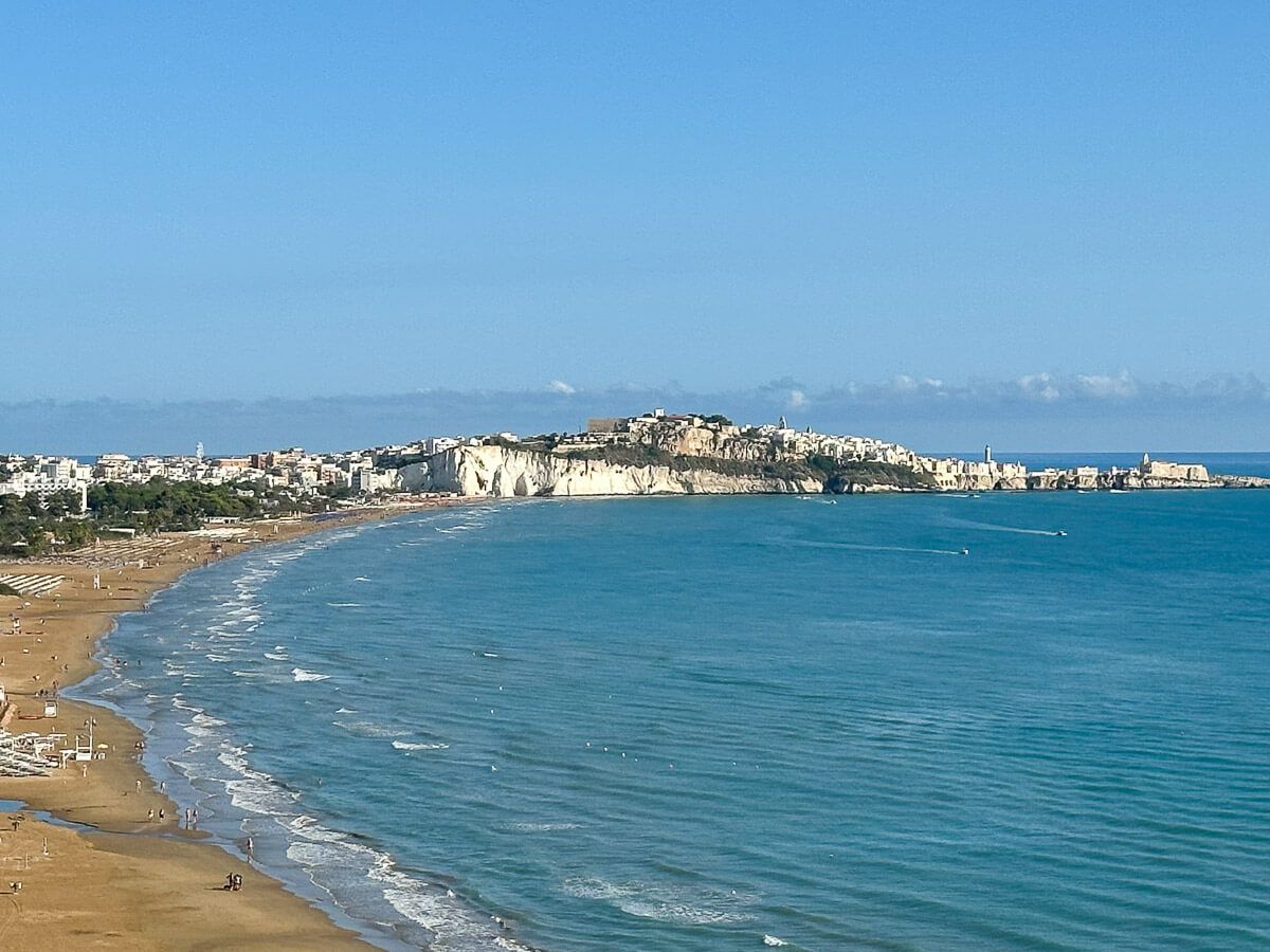 Blick auf Vieste hinter einem langen Strand. 
