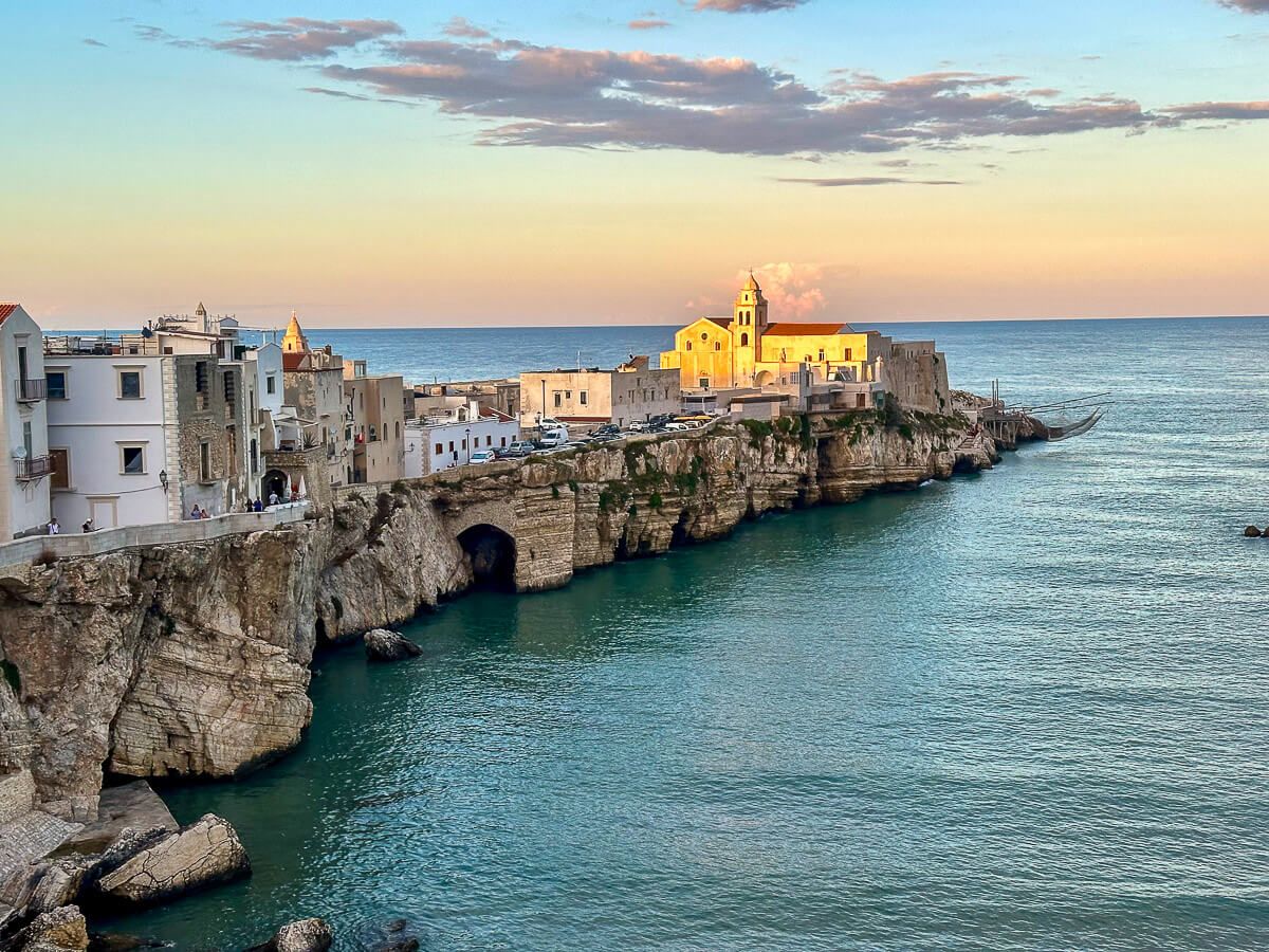 Kirche auf einem langgezogenen Felsvorsprung im Abendlicht