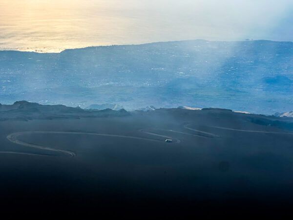 Blick über die schwarze Piste zum Meer