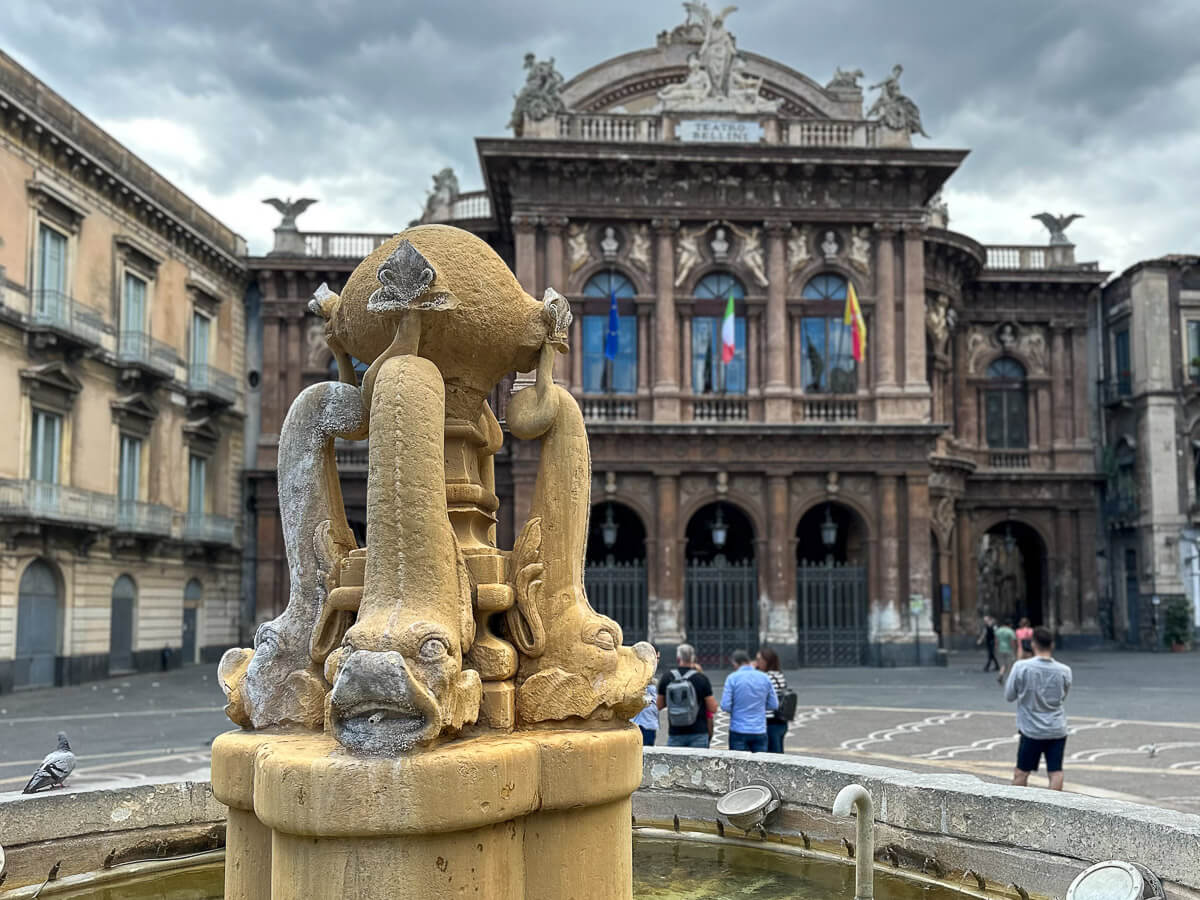 Reisetipps für Catania: Platz mit Brunnen im Vordergrund und Opernhaus im Hintergrund