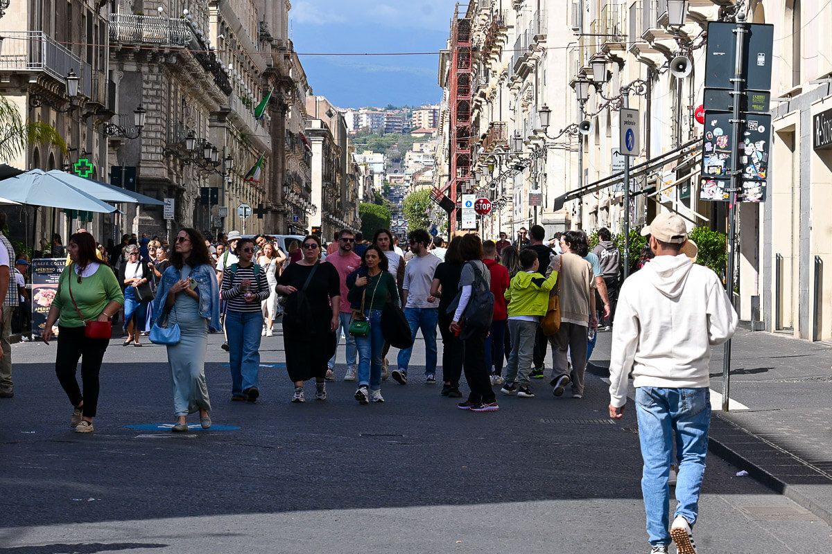 lebhafte Einkaufsstraße in Catania