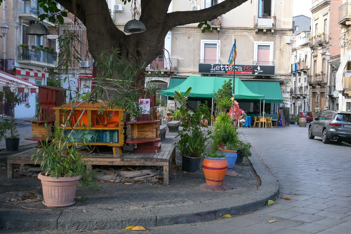 Platz in einem Stadtvertel mit einem Bücherregal