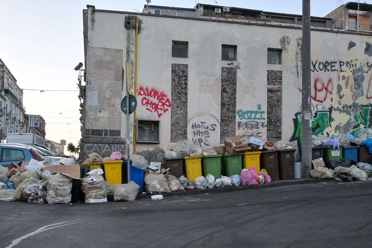 Straßenecke, an der sich der Müll stapelt