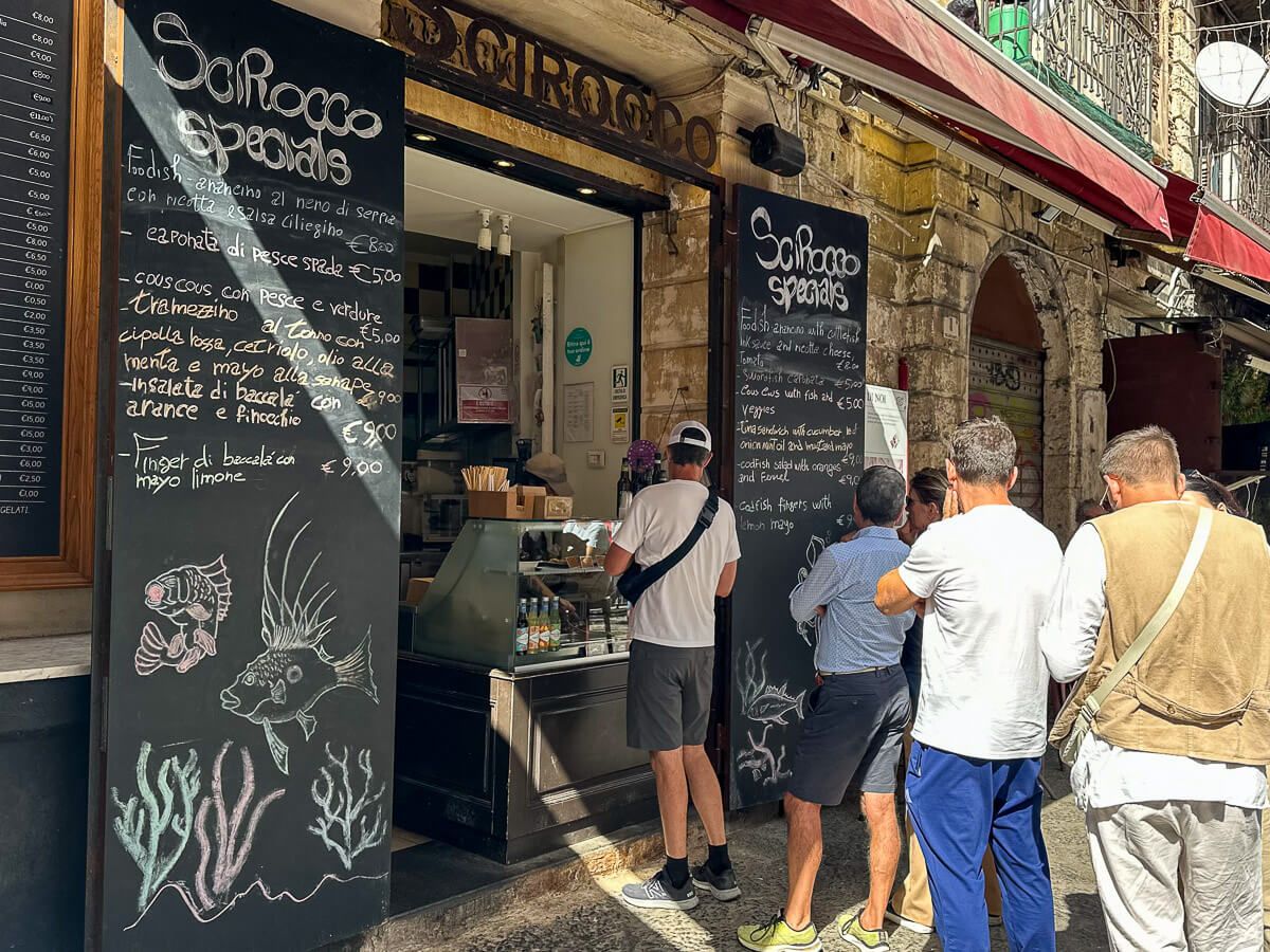 Schlange vor dem Lokal mit Fischtapas