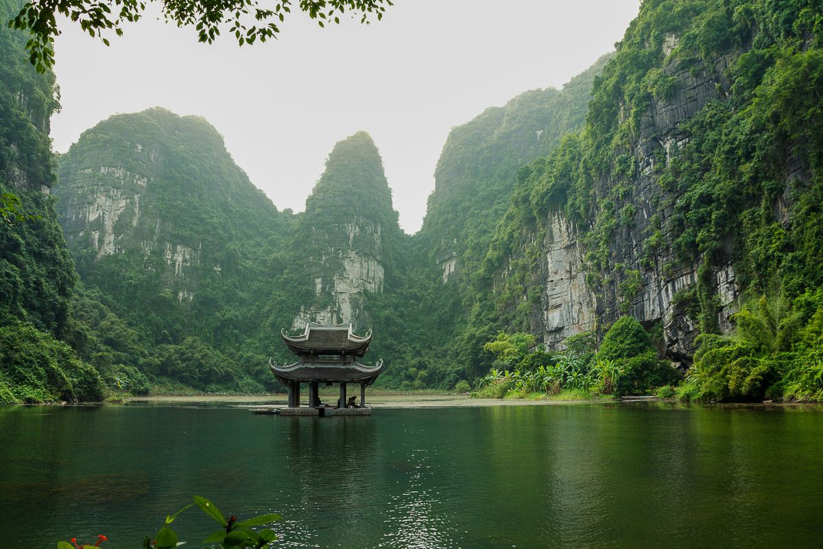 Felsnadeln in einer Bucht. Ringsum Bergwald.