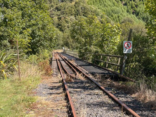 Eisenbahnschienen als Relikte der Zeit der Eisenbahnen Whangamōmona 