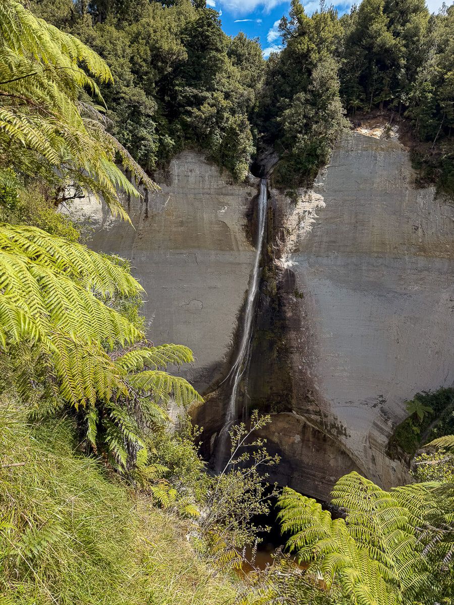 schmaler Strahl eines Wasserfalls 