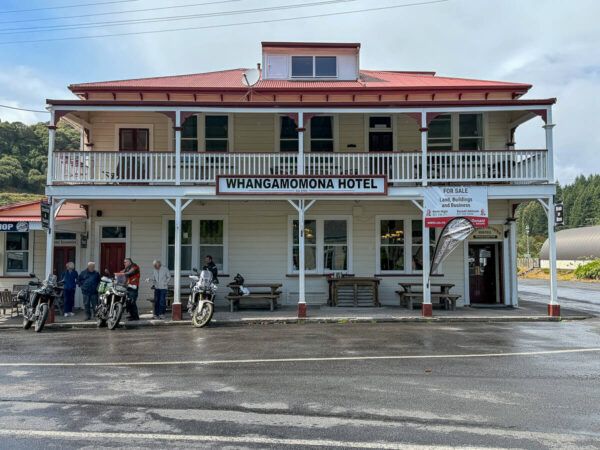 Hotel aus der Pionierzeit, vor dem Motorrädern parken