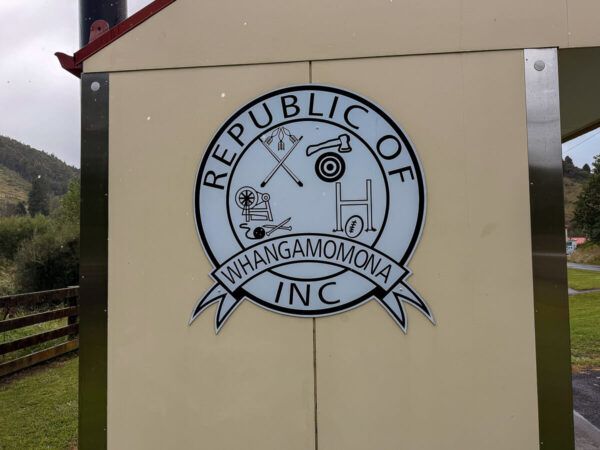 Forgotten World Highway – ein Roadtrip durch ein Stück Good Old New Zealand 15 Logo der Republik Whangamamona