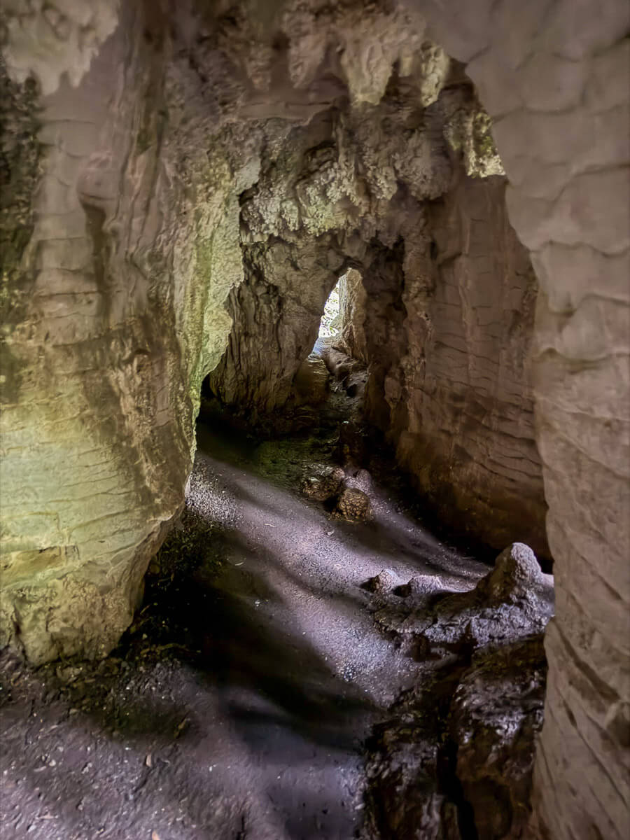 Höhle, durch die ein Pfad führt