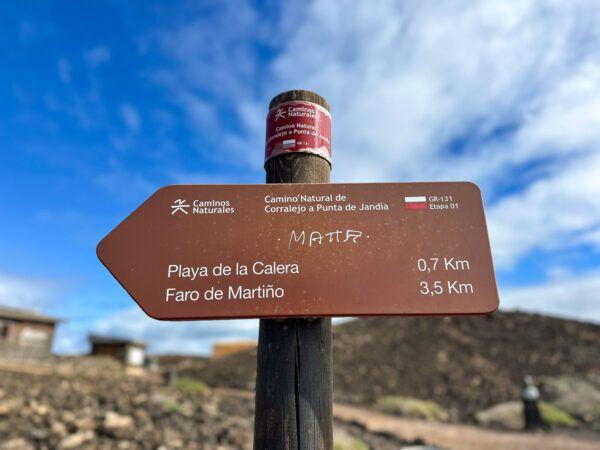 Wegweiser zu Wanderwegend