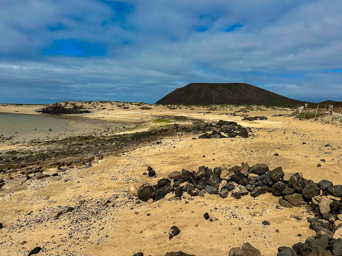 Strand mit Lavabrocken