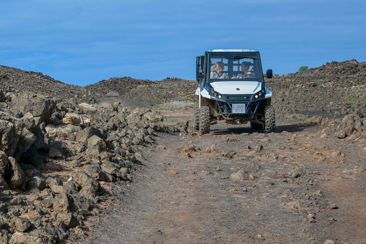 Rangerinnen im Auto unterwegs