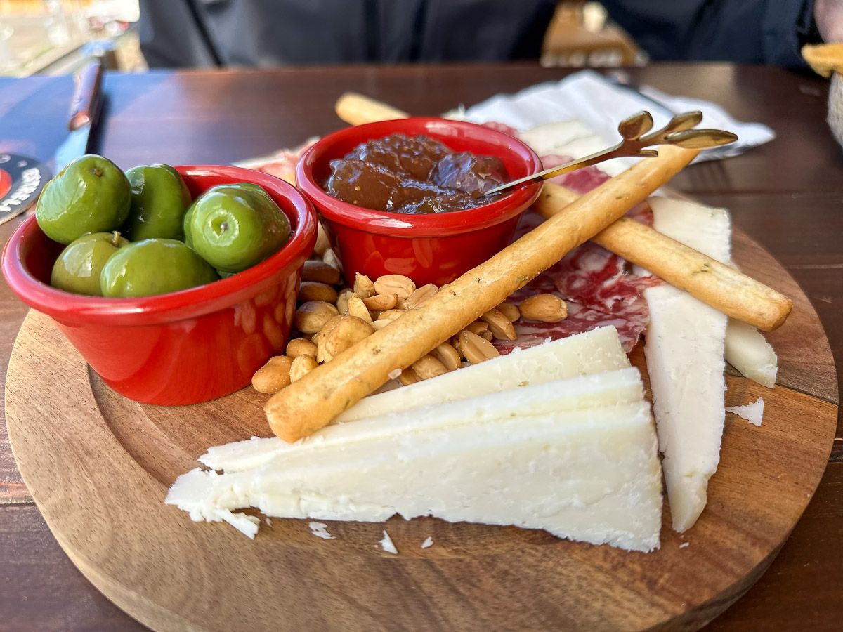 Käseplatte mit Oliven