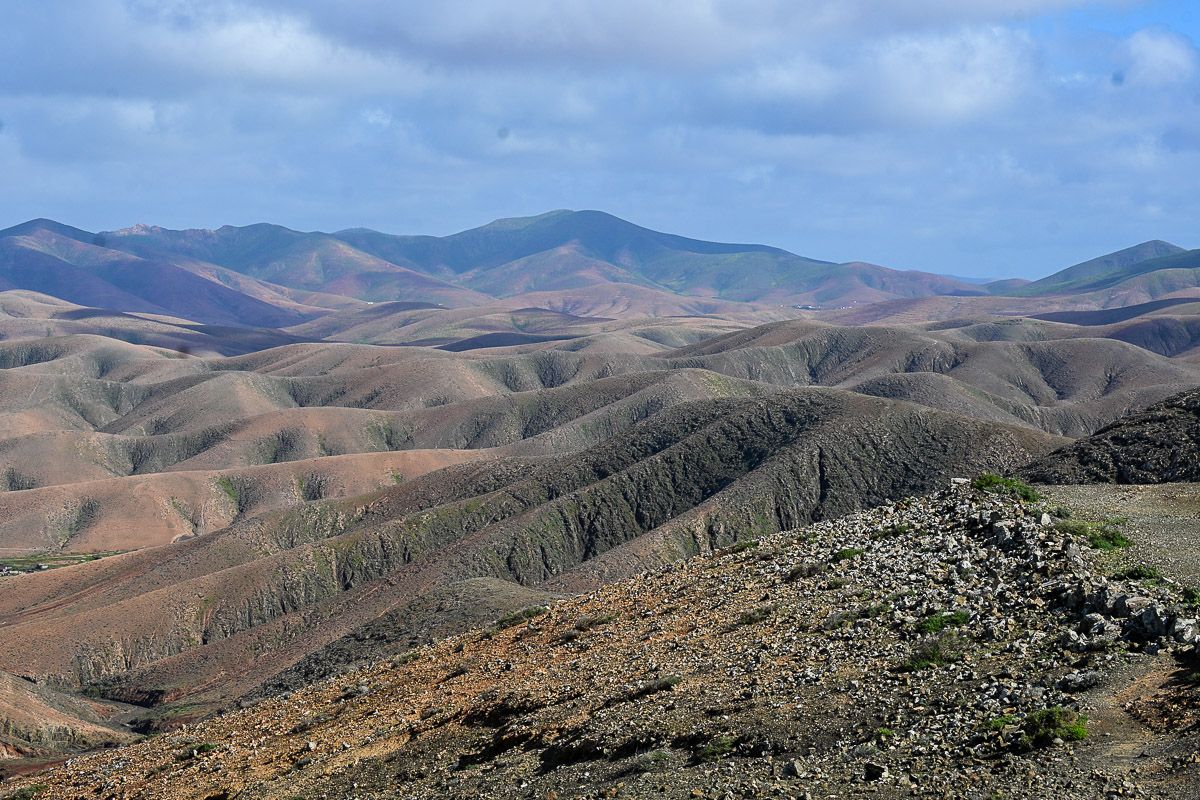Aussichtspunkt mit Blick auf rollende Hügel