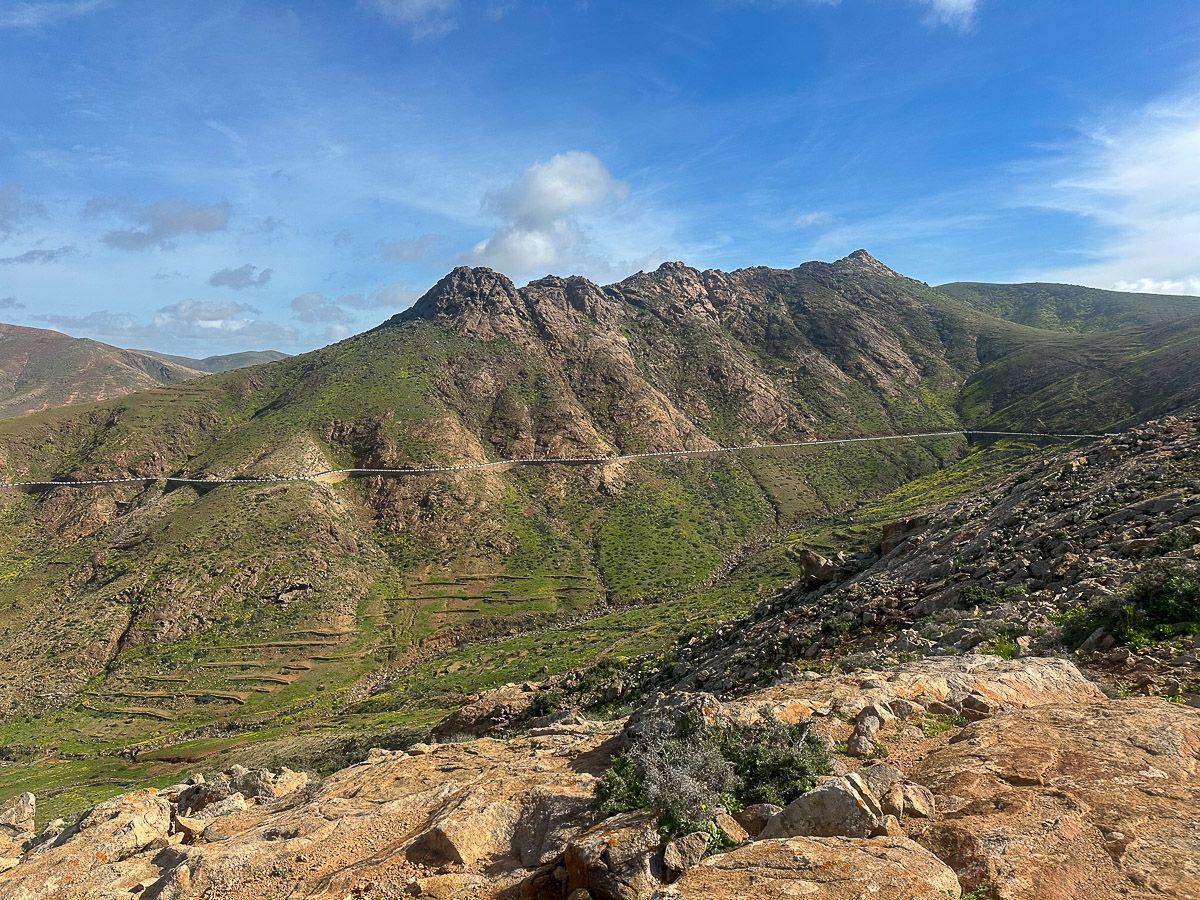 Aussichtspunkt mit Blick auf einen Bergzug