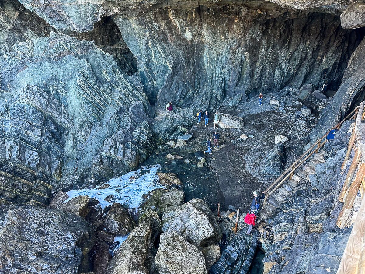 Lavahöhle, in die eine Treppe führt