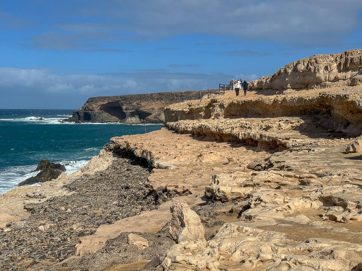 Weg entlang der Feldküste