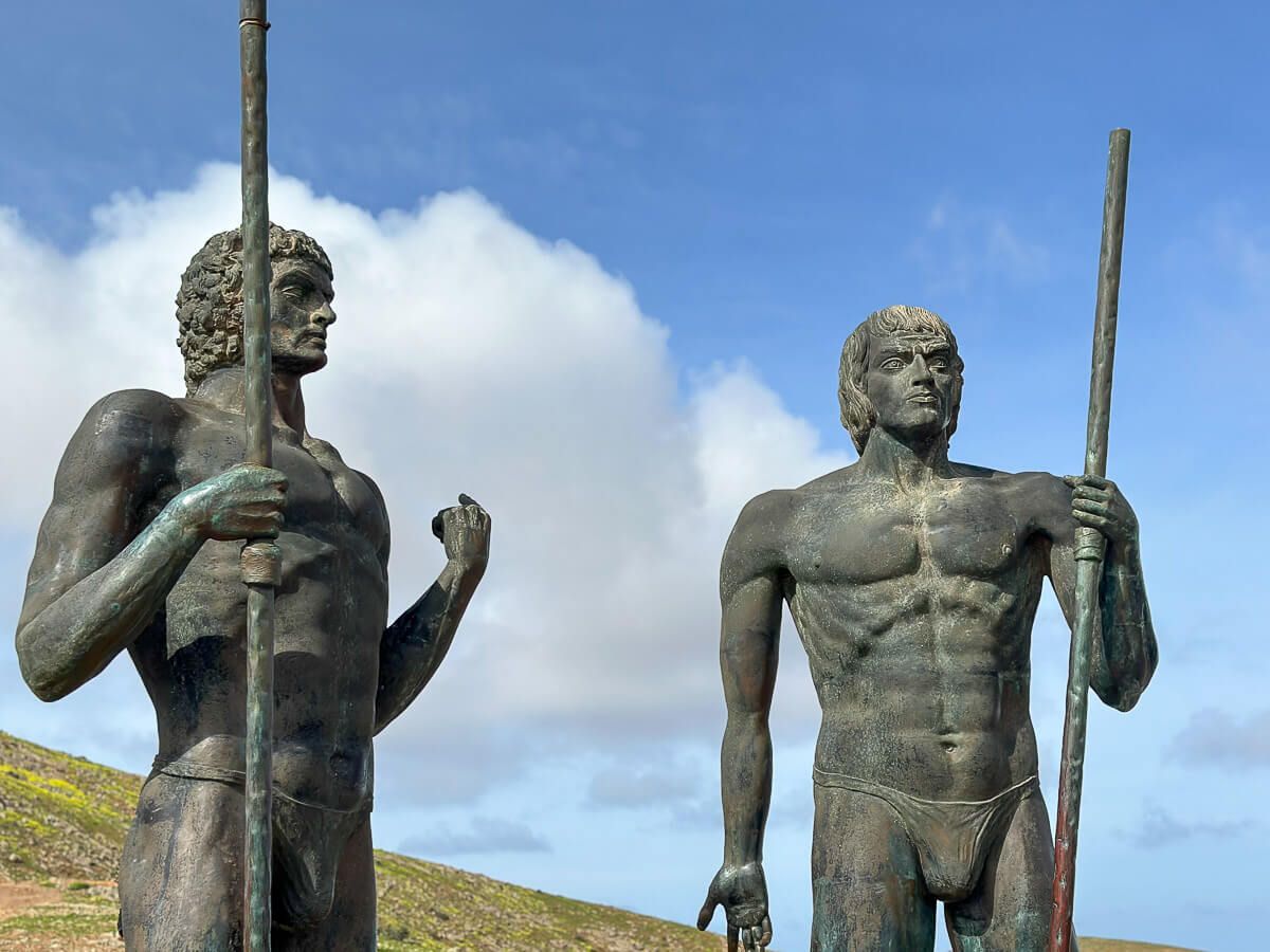 Statuen von zwei Herrschern aus prädspanischer Zeit