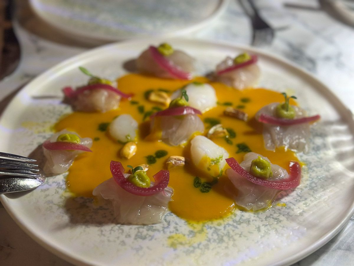 Ceviche mit Orangensauce und roten Zwiebeln 