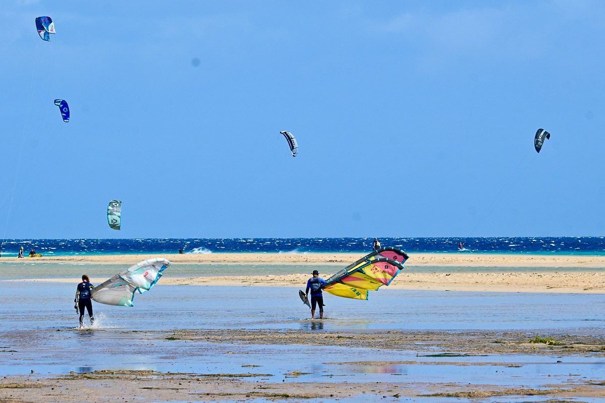 Kitesurfer am Strand 