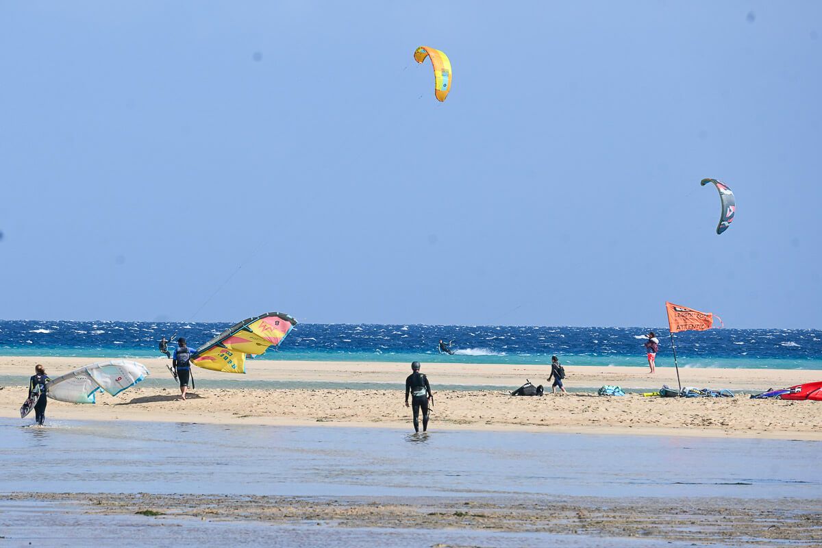 Kite-Surfer am Strand und in der Luft