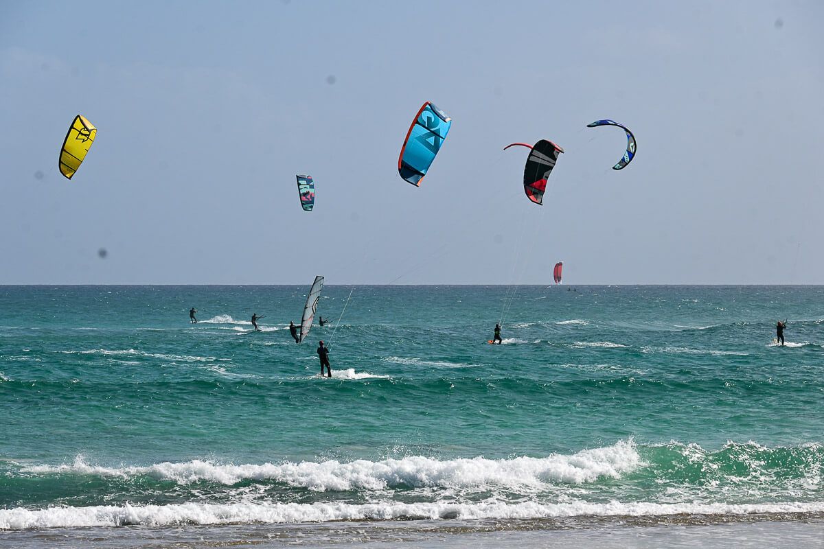 Windsurfer und Kitesurfer im Meer