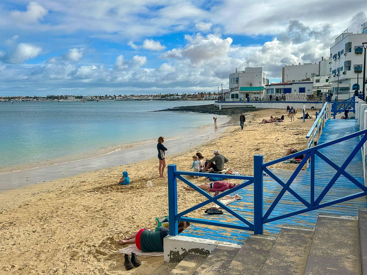 Kleiner Stadtstrand in Corralejo mit einigen Badegästen 