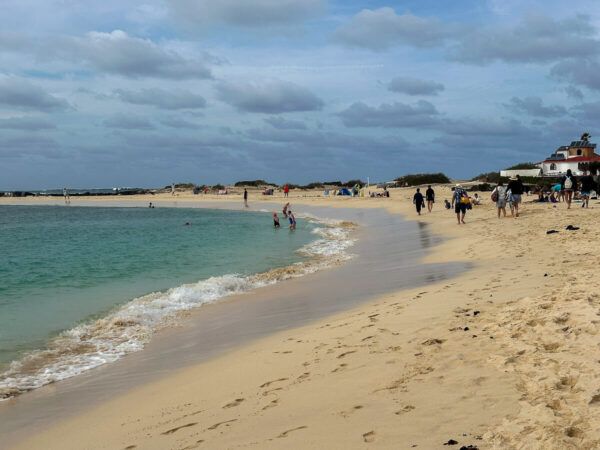 Famileinstrand mit Spaziergängern