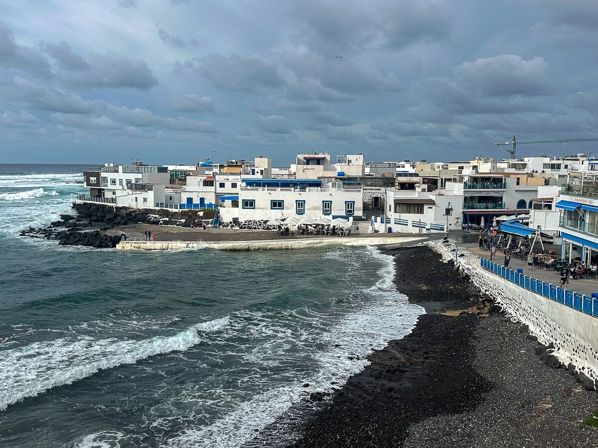 Weiße Häuser im alten Hafen von El Cotillo