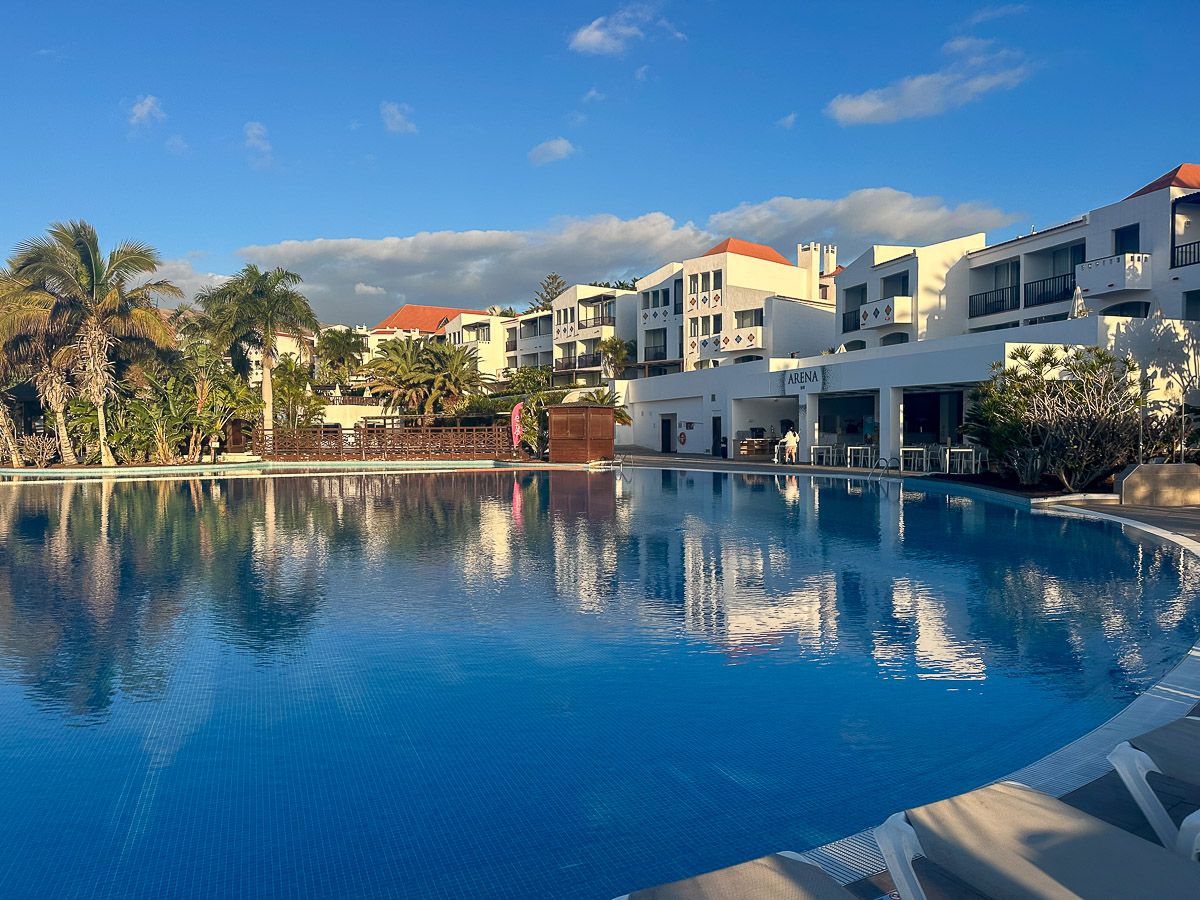 großes Hotel mit Swimmingpool