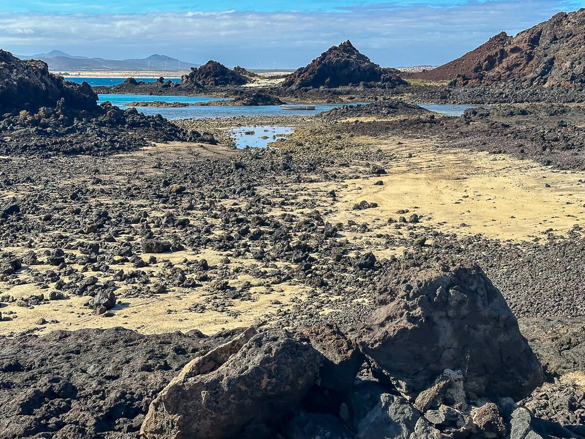 Lagune mit Lavagestein