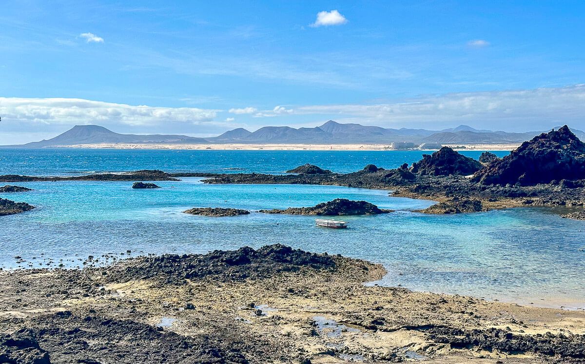 Lagune mit Lavagestein