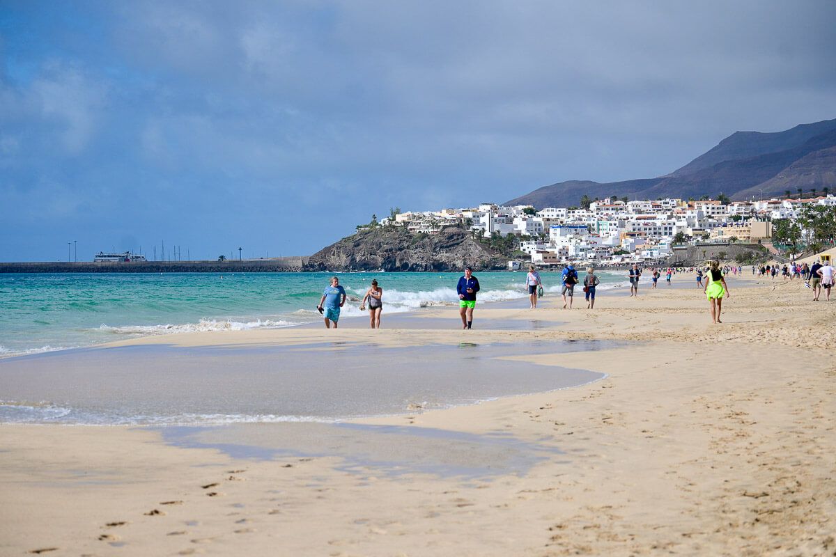 Reisetipps Fuerteventura: langer Strand mit Spaziergängern