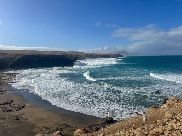Wilder schwarzer Strand in La Pared