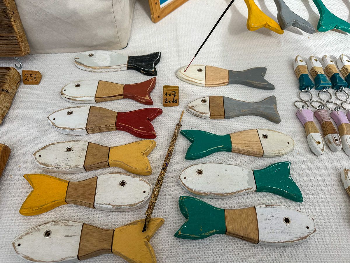 Stand mit Holzfischen auf dem Handwerkermarkt