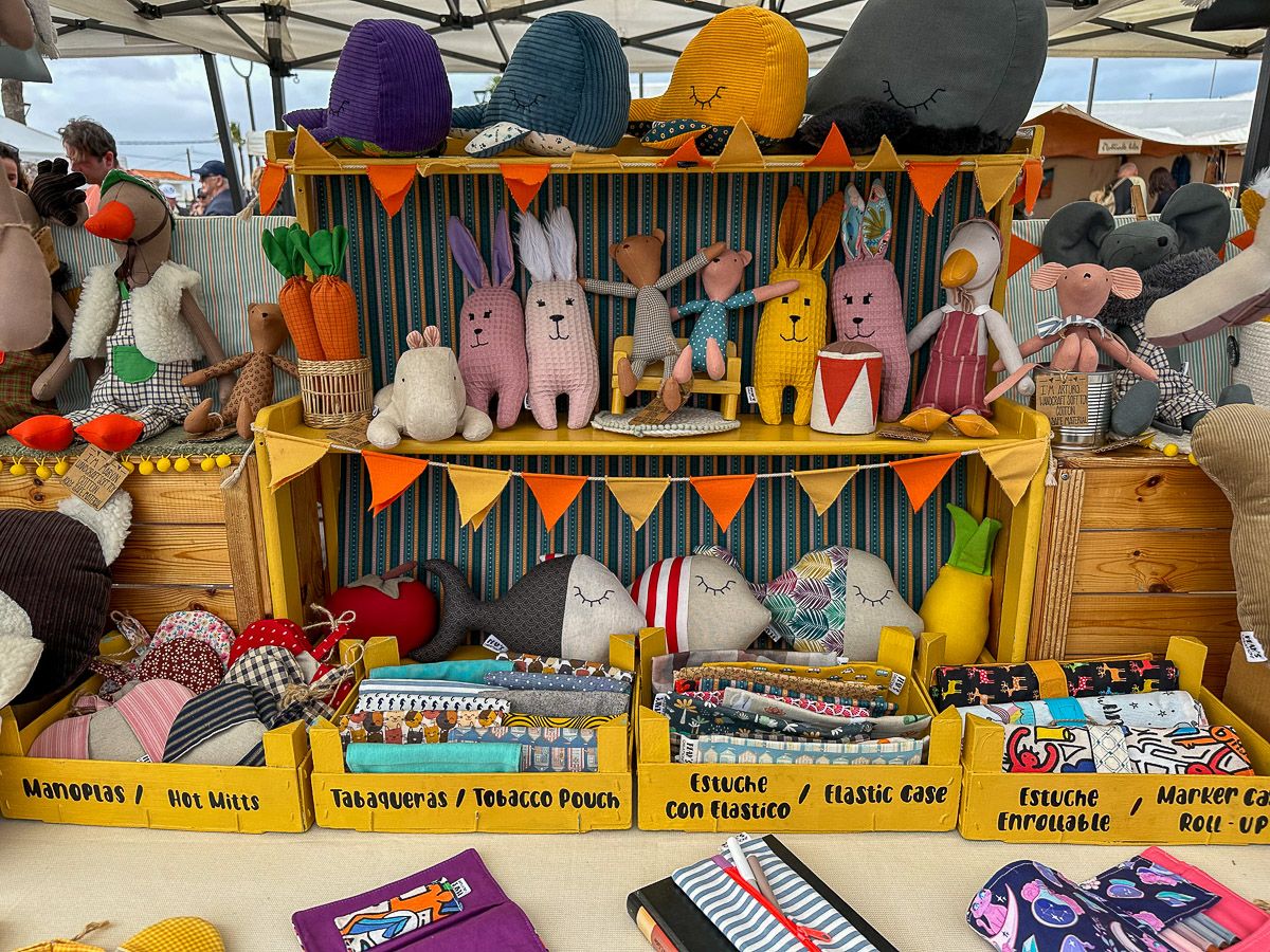 Stand mit Spielzeug auf dem Handwerkermarkt